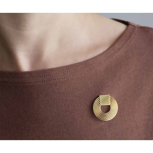 Magnetic brooch, gold curves (Tout Simplement)
